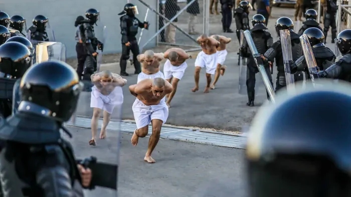 Самая большая тюрьма в мире, где правят гангстеры