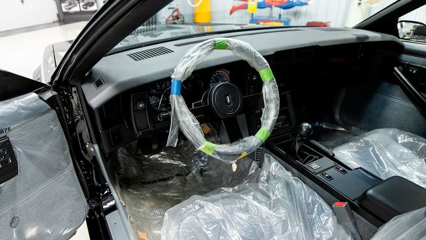 Капсула времени в виде нового Chevrolet Camaro 1985 года