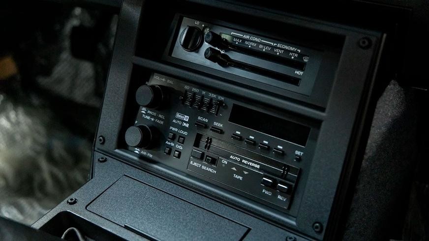 Капсула времени в виде нового Chevrolet Camaro 1985 года
