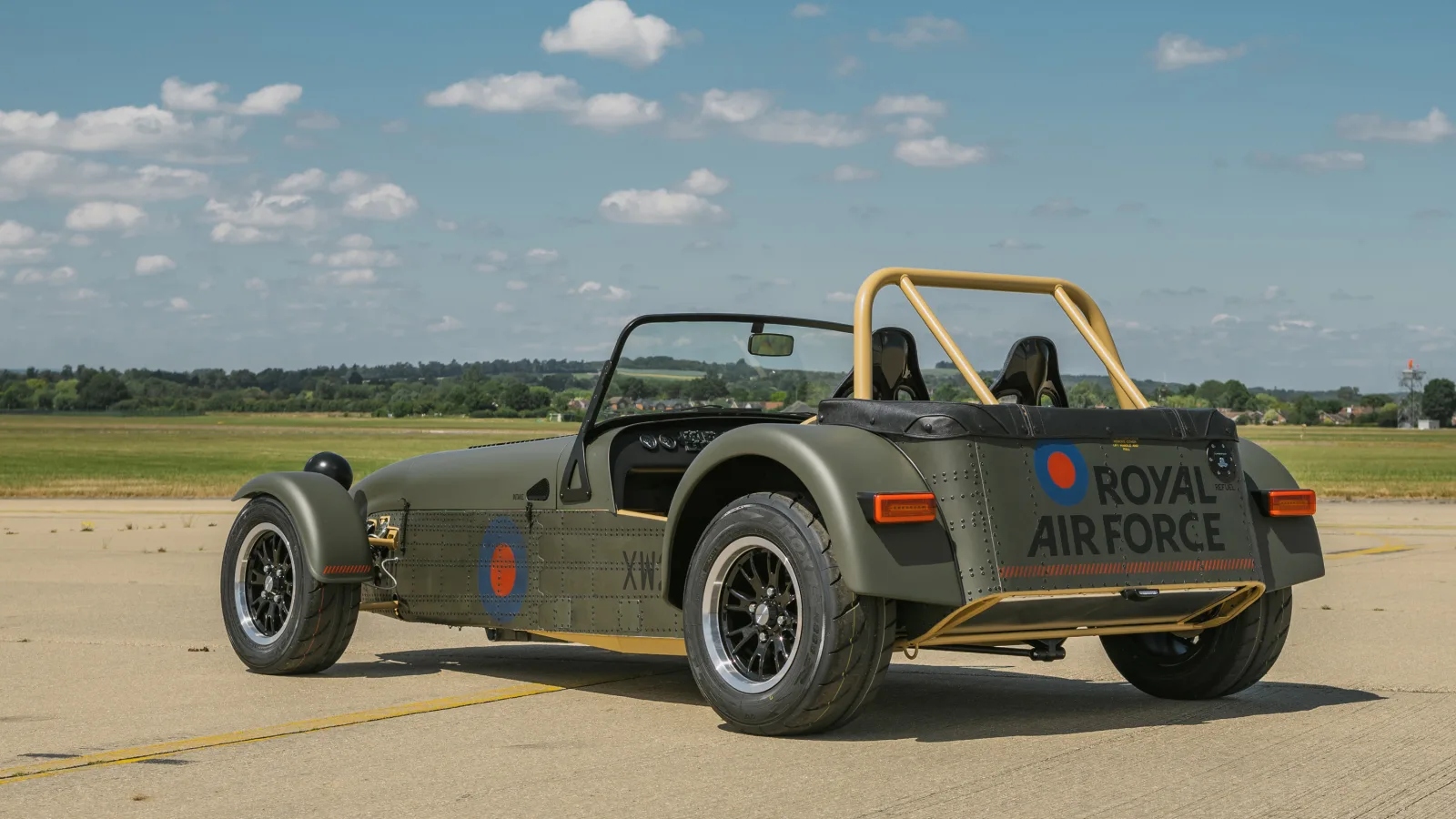 Уникальный родстер Caterham RAF 360 из деталей списанного вертолёта ...