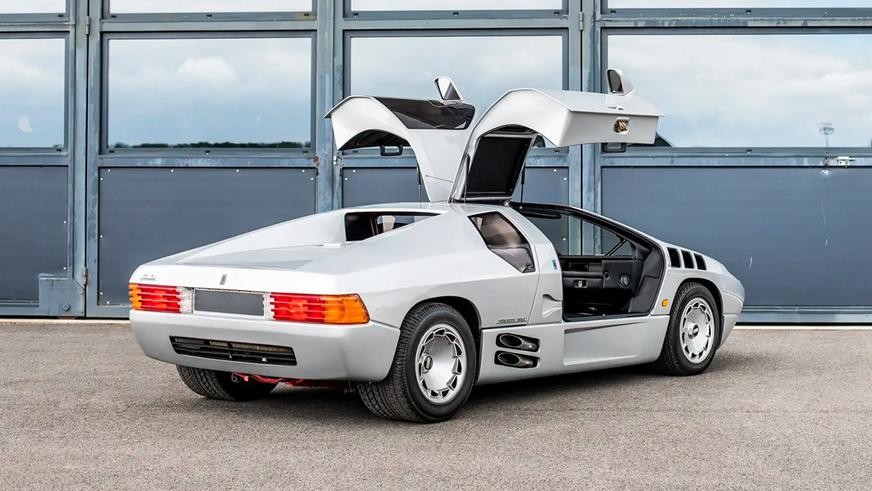 Редчайший спорткар Isdera Imperator 108i от дизайнера Porsche и Mercedes
