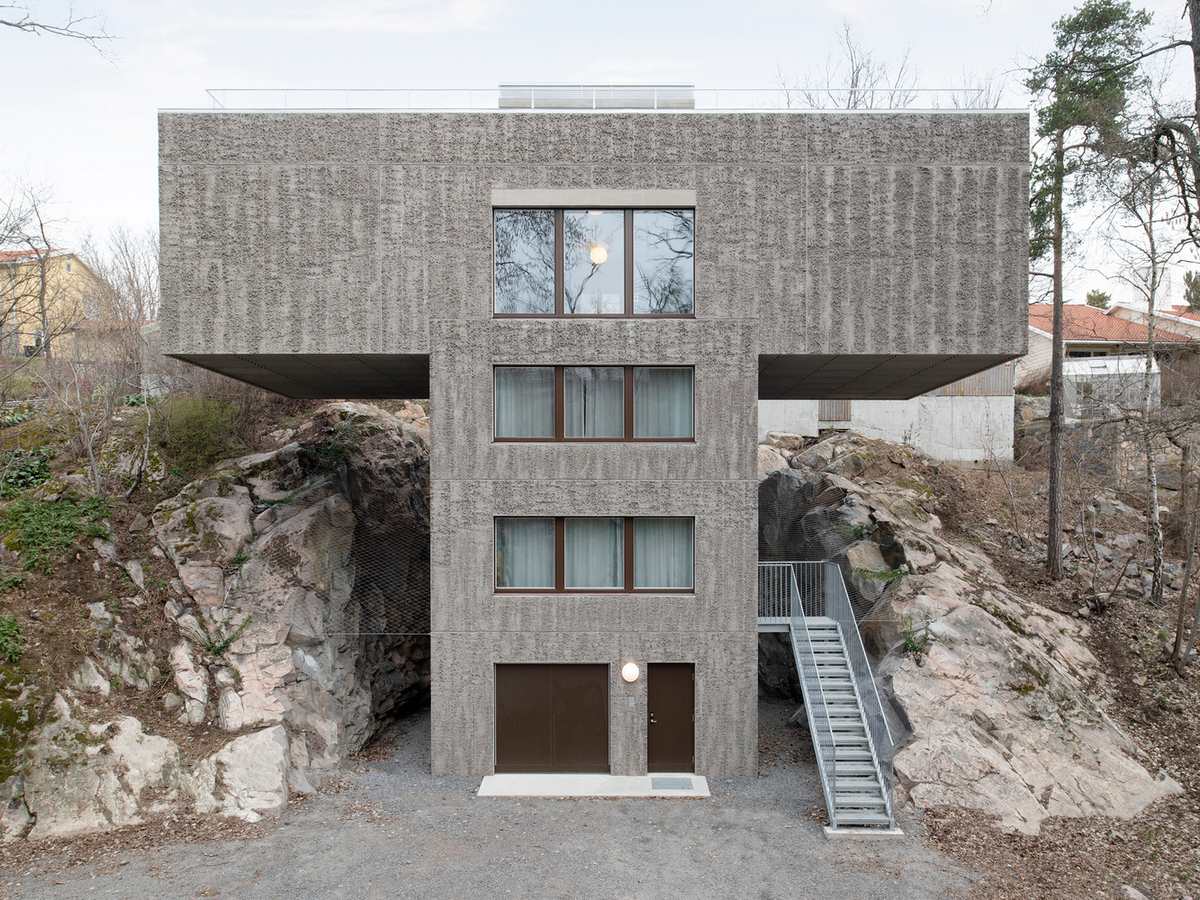 Т-образный дом на крутом склоне в Швеции