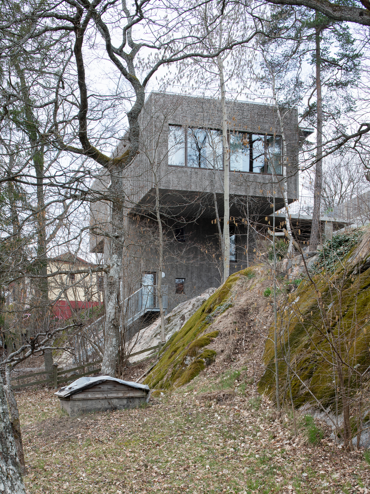 Т-образный дом на крутом склоне в Швеции Т-образный дом на крутом склоне в Швеции открытые, который, деревья, ванная, которая, строительства, возможно, Насколько, этаже, участке, находится, поверхности, обеспечивает, крутом, каркас, Сэндвичконструкция, конструкции, лицевой, стоит, независимо