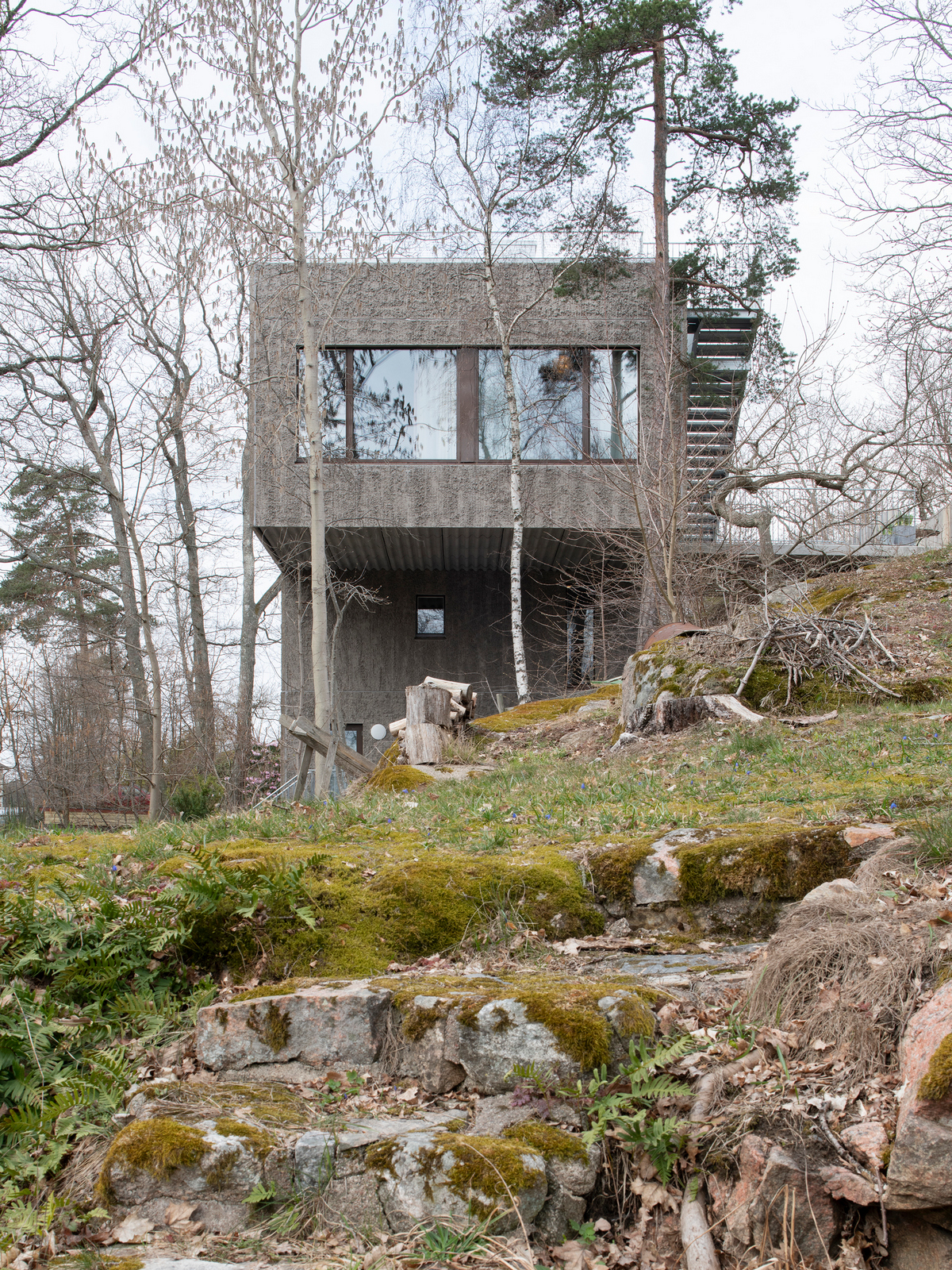 Т-образный дом на крутом склоне в Швеции Т-образный дом на крутом склоне в Швеции открытые, который, деревья, ванная, которая, строительства, возможно, Насколько, этаже, участке, находится, поверхности, обеспечивает, крутом, каркас, Сэндвичконструкция, конструкции, лицевой, стоит, независимо