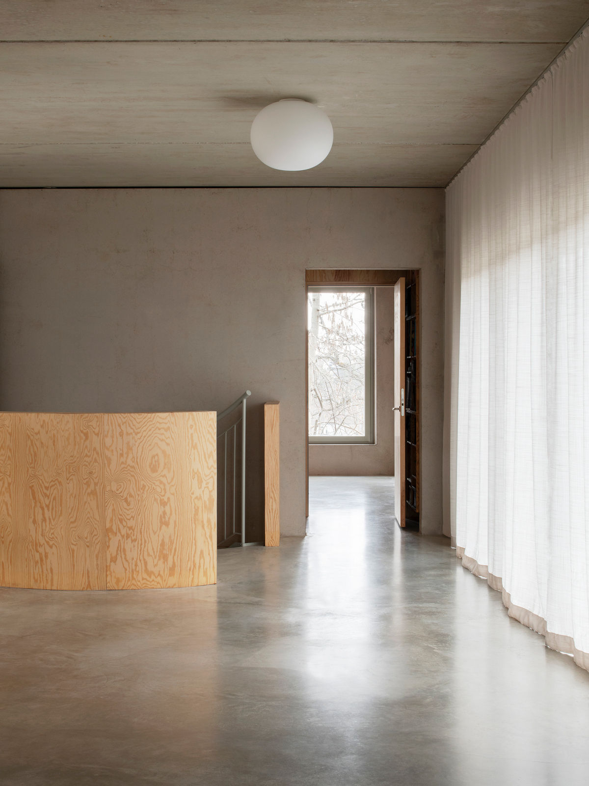 Т-образный дом на крутом склоне в Швеции Т-образный дом на крутом склоне в Швеции открытые, который, деревья, ванная, которая, строительства, возможно, Насколько, этаже, участке, находится, поверхности, обеспечивает, крутом, каркас, Сэндвичконструкция, конструкции, лицевой, стоит, независимо