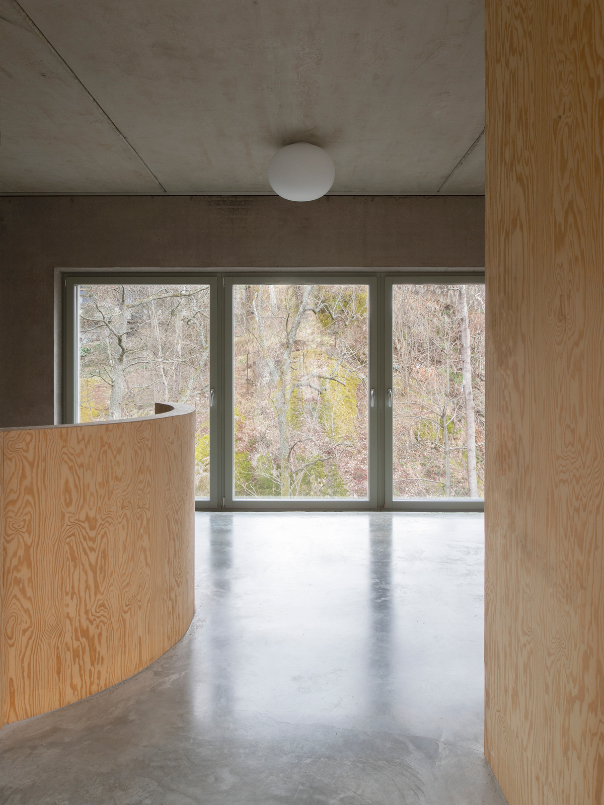 Т-образный дом на крутом склоне в Швеции Т-образный дом на крутом склоне в Швеции открытые, который, деревья, ванная, которая, строительства, возможно, Насколько, этаже, участке, находится, поверхности, обеспечивает, крутом, каркас, Сэндвичконструкция, конструкции, лицевой, стоит, независимо