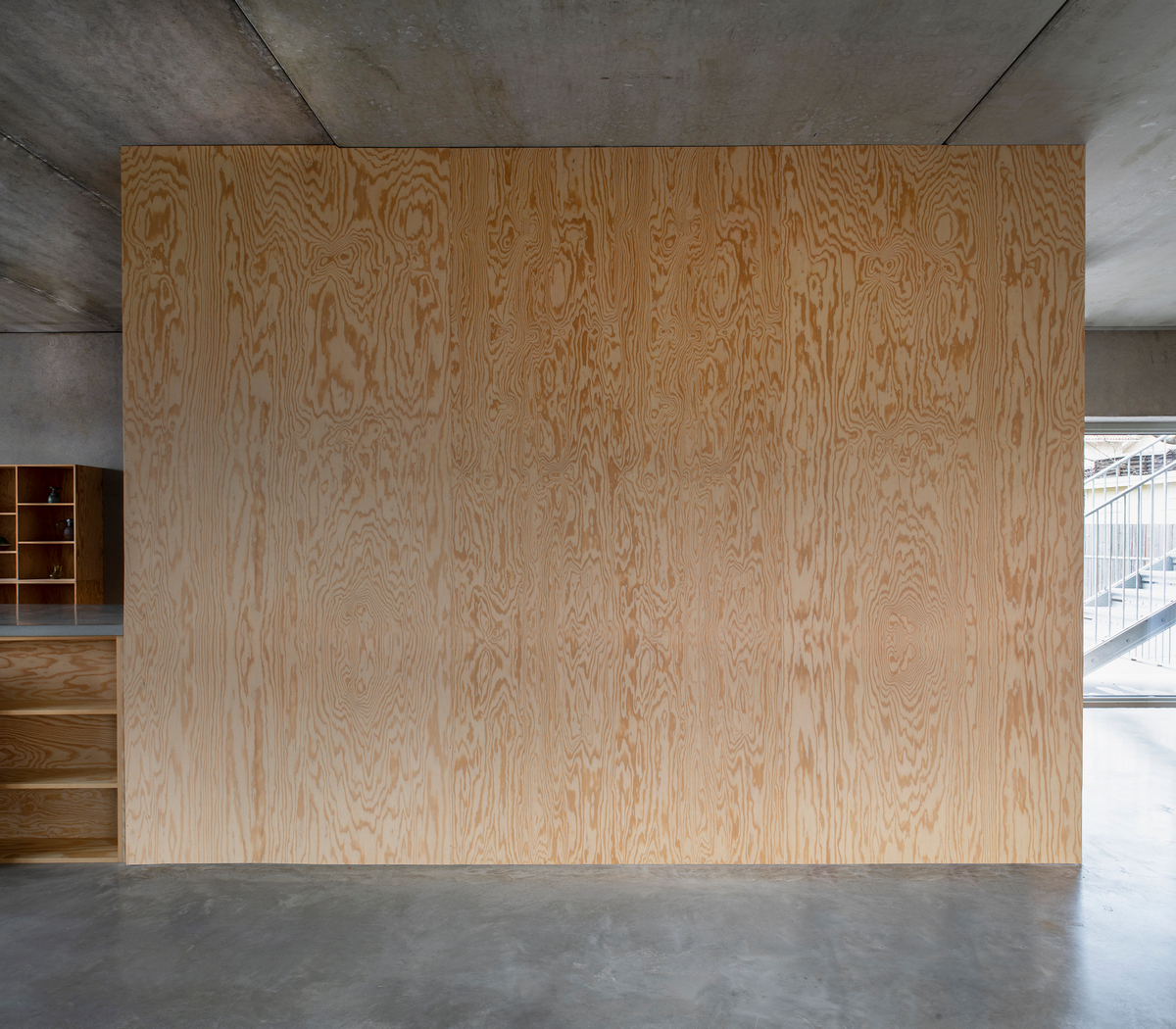 Т-образный дом на крутом склоне в Швеции Т-образный дом на крутом склоне в Швеции открытые, который, деревья, ванная, которая, строительства, возможно, Насколько, этаже, участке, находится, поверхности, обеспечивает, крутом, каркас, Сэндвичконструкция, конструкции, лицевой, стоит, независимо