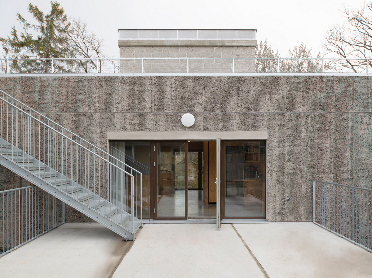 Т-образный дом на крутом склоне в Швеции Т-образный дом на крутом склоне в Швеции открытые, который, деревья, ванная, которая, строительства, возможно, Насколько, этаже, участке, находится, поверхности, обеспечивает, крутом, каркас, Сэндвичконструкция, конструкции, лицевой, стоит, независимо