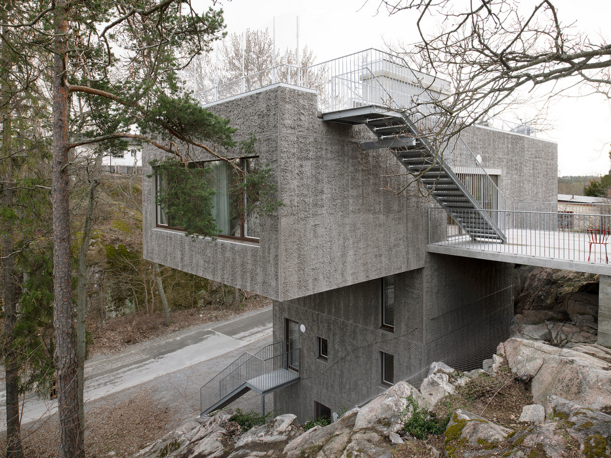 Т-образный дом на крутом склоне в Швеции Т-образный дом на крутом склоне в Швеции открытые, который, деревья, ванная, которая, строительства, возможно, Насколько, этаже, участке, находится, поверхности, обеспечивает, крутом, каркас, Сэндвичконструкция, конструкции, лицевой, стоит, независимо