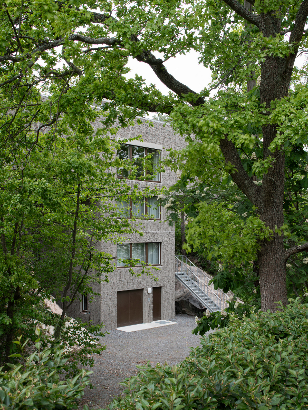 Т-образный дом на крутом склоне в Швеции Т-образный дом на крутом склоне в Швеции открытые, который, деревья, ванная, которая, строительства, возможно, Насколько, этаже, участке, находится, поверхности, обеспечивает, крутом, каркас, Сэндвичконструкция, конструкции, лицевой, стоит, независимо