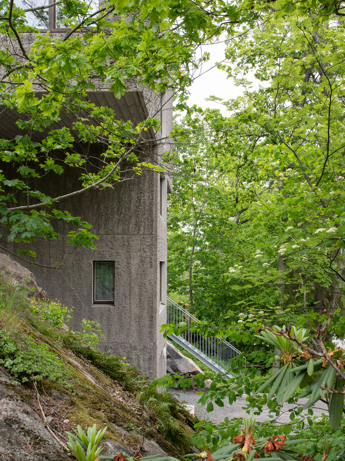 Т-образный дом на крутом склоне в Швеции Т-образный дом на крутом склоне в Швеции открытые, который, деревья, ванная, которая, строительства, возможно, Насколько, этаже, участке, находится, поверхности, обеспечивает, крутом, каркас, Сэндвичконструкция, конструкции, лицевой, стоит, независимо