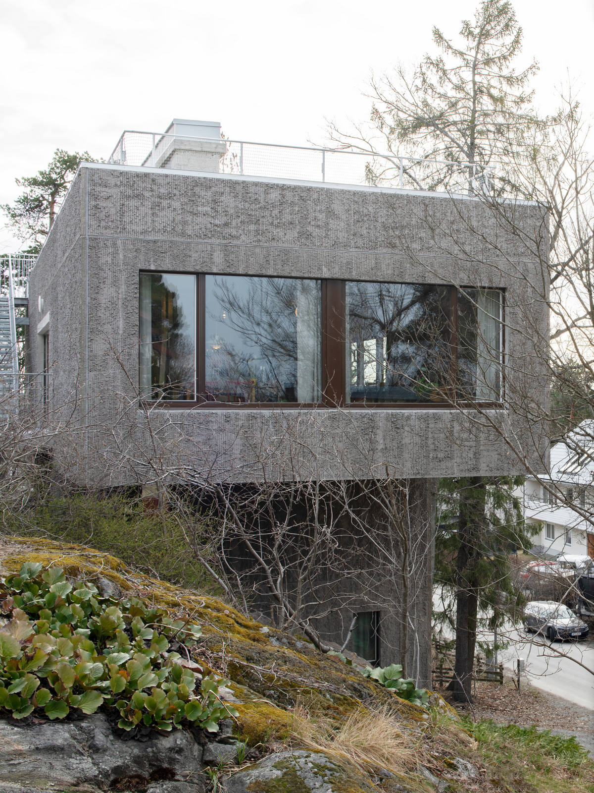 Т-образный дом на крутом склоне в Швеции Т-образный дом на крутом склоне в Швеции открытые, который, деревья, ванная, которая, строительства, возможно, Насколько, этаже, участке, находится, поверхности, обеспечивает, крутом, каркас, Сэндвичконструкция, конструкции, лицевой, стоит, независимо