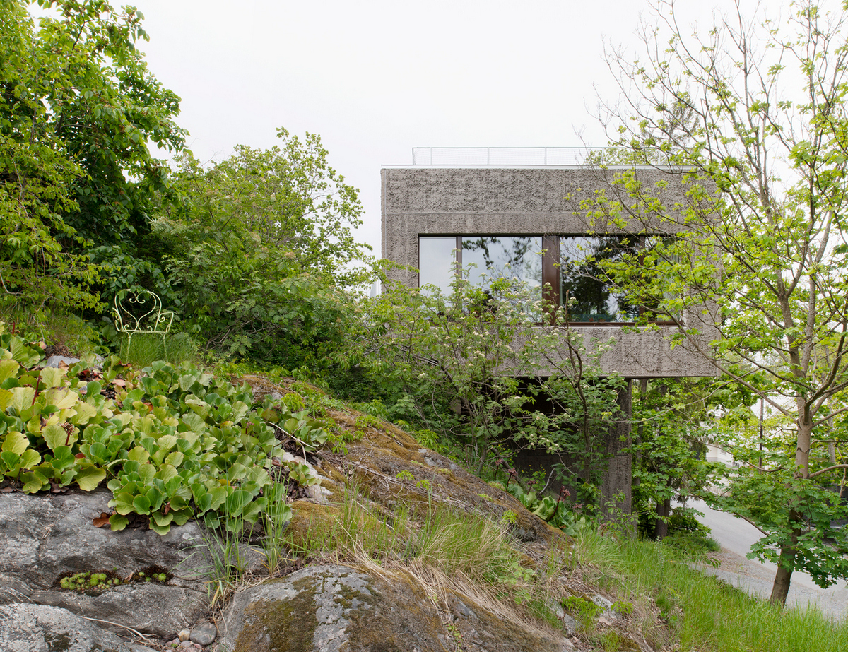 Т-образный дом на крутом склоне в Швеции Т-образный дом на крутом склоне в Швеции открытые, который, деревья, ванная, которая, строительства, возможно, Насколько, этаже, участке, находится, поверхности, обеспечивает, крутом, каркас, Сэндвичконструкция, конструкции, лицевой, стоит, независимо