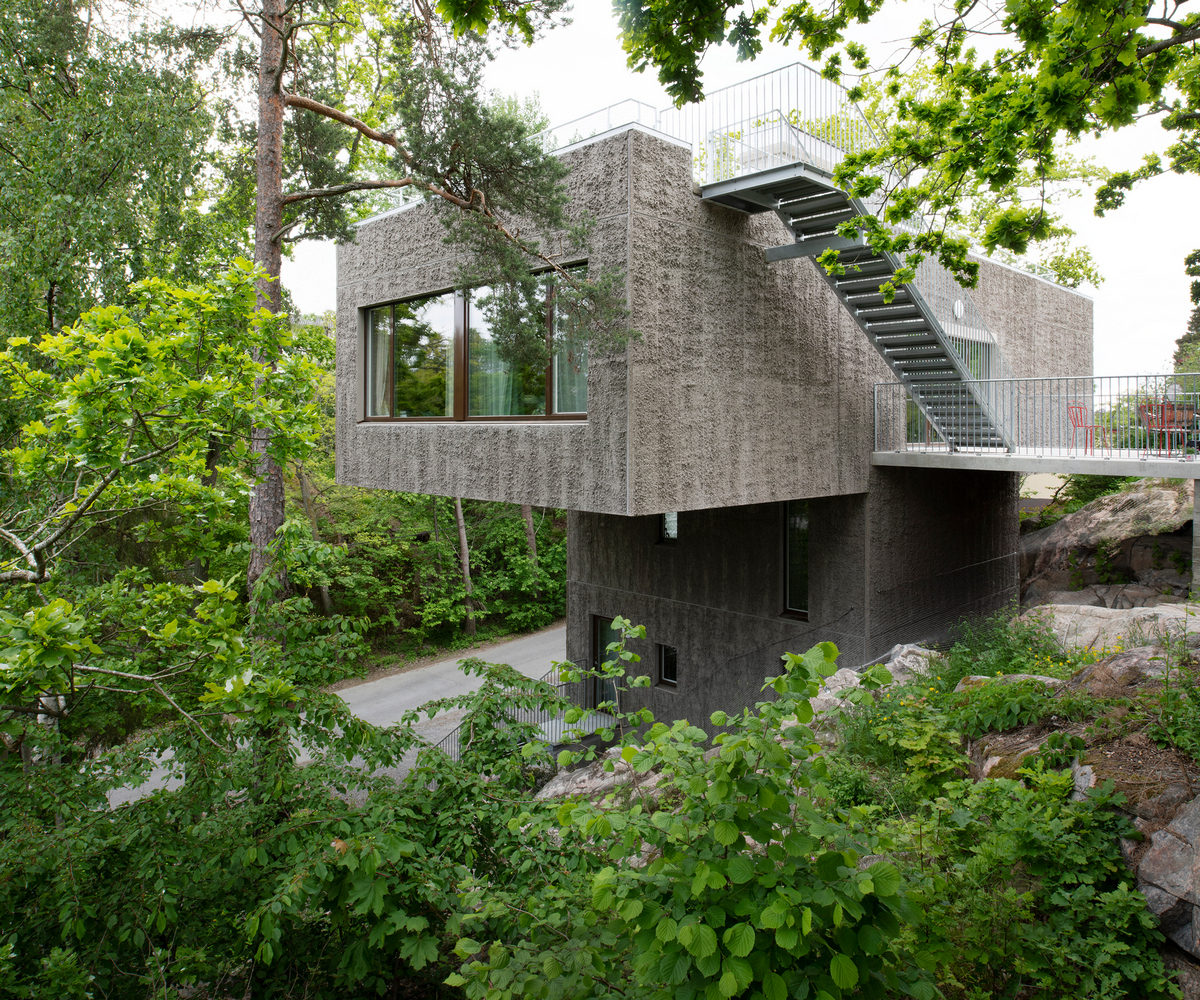 Т-образный дом на крутом склоне в Швеции Т-образный дом на крутом склоне в Швеции открытые, который, деревья, ванная, которая, строительства, возможно, Насколько, этаже, участке, находится, поверхности, обеспечивает, крутом, каркас, Сэндвичконструкция, конструкции, лицевой, стоит, независимо