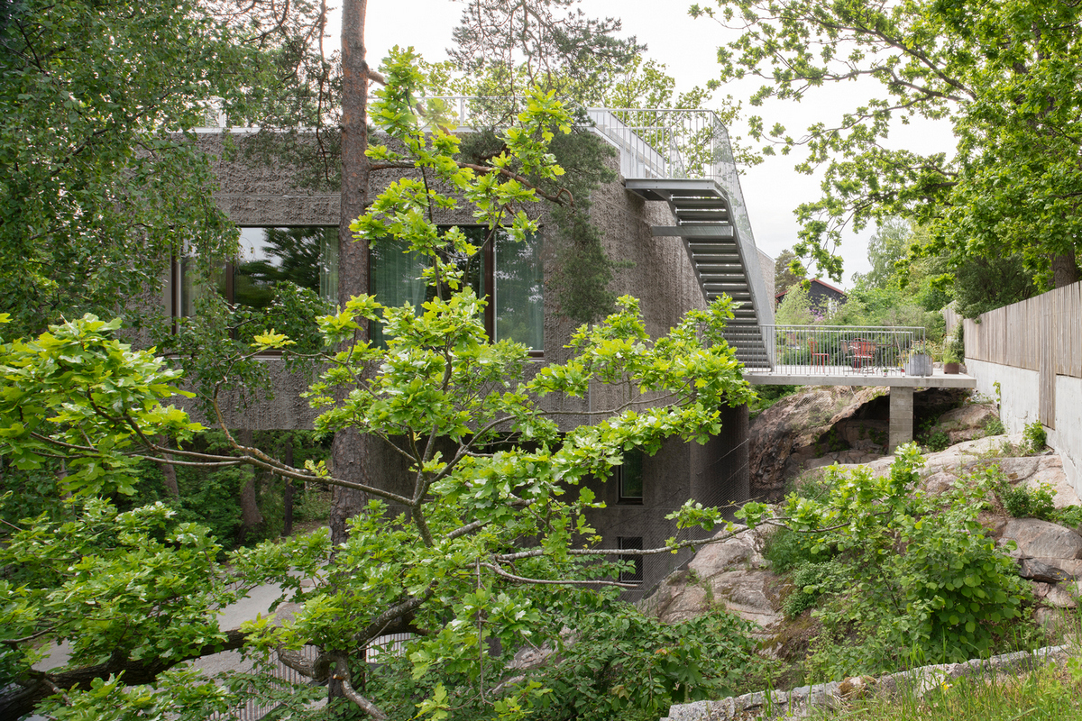 Т-образный дом на крутом склоне в Швеции Т-образный дом на крутом склоне в Швеции открытые, который, деревья, ванная, которая, строительства, возможно, Насколько, этаже, участке, находится, поверхности, обеспечивает, крутом, каркас, Сэндвичконструкция, конструкции, лицевой, стоит, независимо