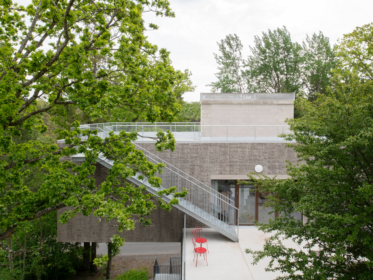 Т-образный дом на крутом склоне в Швеции Т-образный дом на крутом склоне в Швеции открытые, который, деревья, ванная, которая, строительства, возможно, Насколько, этаже, участке, находится, поверхности, обеспечивает, крутом, каркас, Сэндвичконструкция, конструкции, лицевой, стоит, независимо