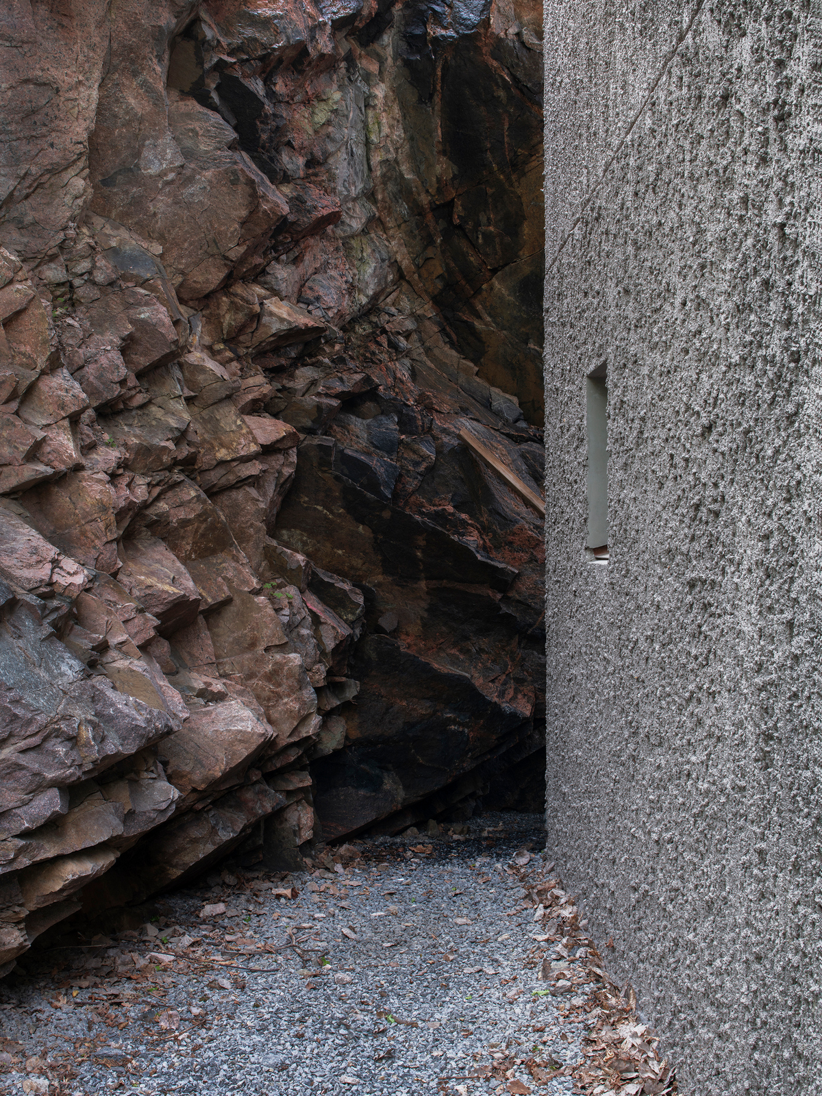 Т-образный дом на крутом склоне в Швеции Т-образный дом на крутом склоне в Швеции открытые, который, деревья, ванная, которая, строительства, возможно, Насколько, этаже, участке, находится, поверхности, обеспечивает, крутом, каркас, Сэндвичконструкция, конструкции, лицевой, стоит, независимо