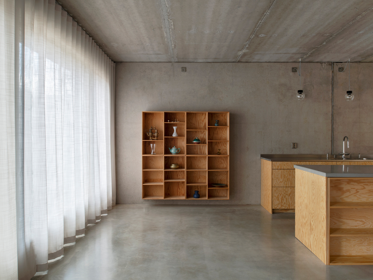 Т-образный дом на крутом склоне в Швеции Т-образный дом на крутом склоне в Швеции открытые, который, деревья, ванная, которая, строительства, возможно, Насколько, этаже, участке, находится, поверхности, обеспечивает, крутом, каркас, Сэндвичконструкция, конструкции, лицевой, стоит, независимо