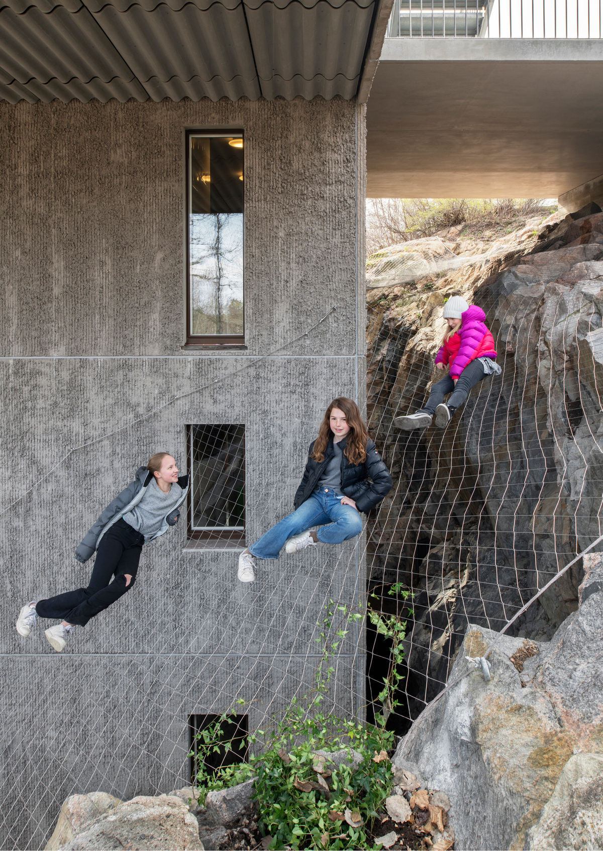 Т-образный дом на крутом склоне в Швеции Т-образный дом на крутом склоне в Швеции открытые, который, деревья, ванная, которая, строительства, возможно, Насколько, этаже, участке, находится, поверхности, обеспечивает, крутом, каркас, Сэндвичконструкция, конструкции, лицевой, стоит, независимо