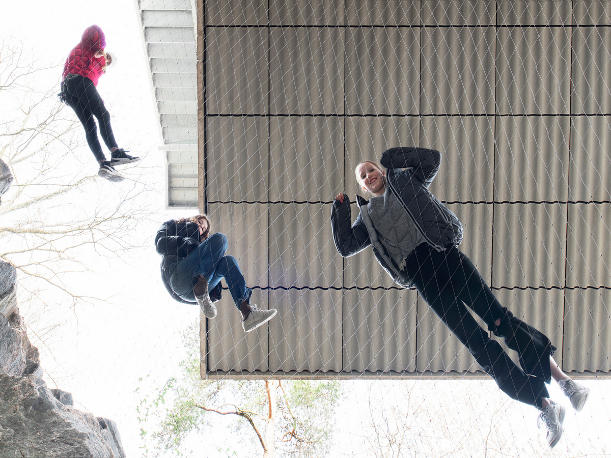 Т-образный дом на крутом склоне в Швеции Т-образный дом на крутом склоне в Швеции открытые, который, деревья, ванная, которая, строительства, возможно, Насколько, этаже, участке, находится, поверхности, обеспечивает, крутом, каркас, Сэндвичконструкция, конструкции, лицевой, стоит, независимо