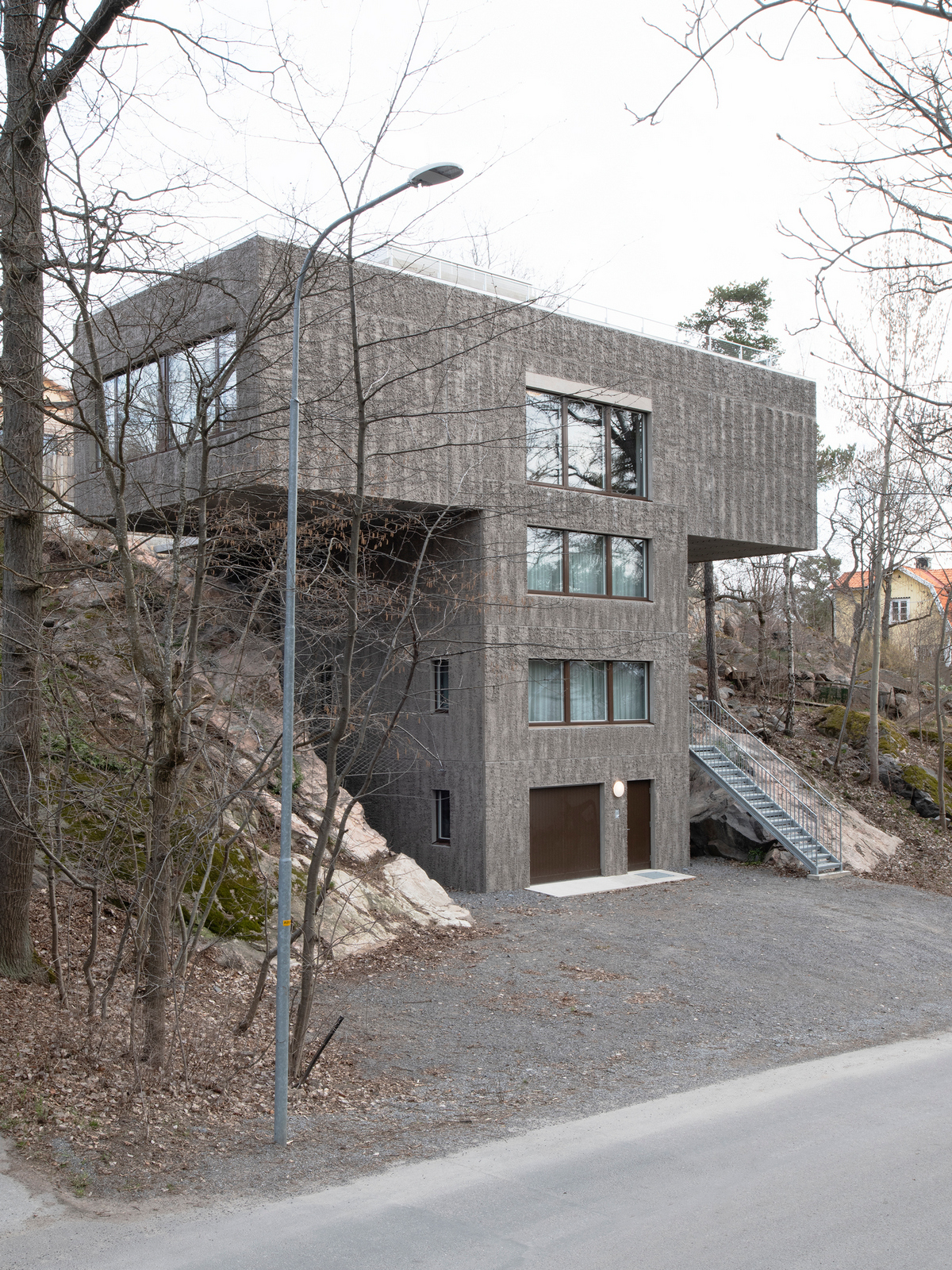 Т-образный дом на крутом склоне в Швеции Т-образный дом на крутом склоне в Швеции открытые, который, деревья, ванная, которая, строительства, возможно, Насколько, этаже, участке, находится, поверхности, обеспечивает, крутом, каркас, Сэндвичконструкция, конструкции, лицевой, стоит, независимо