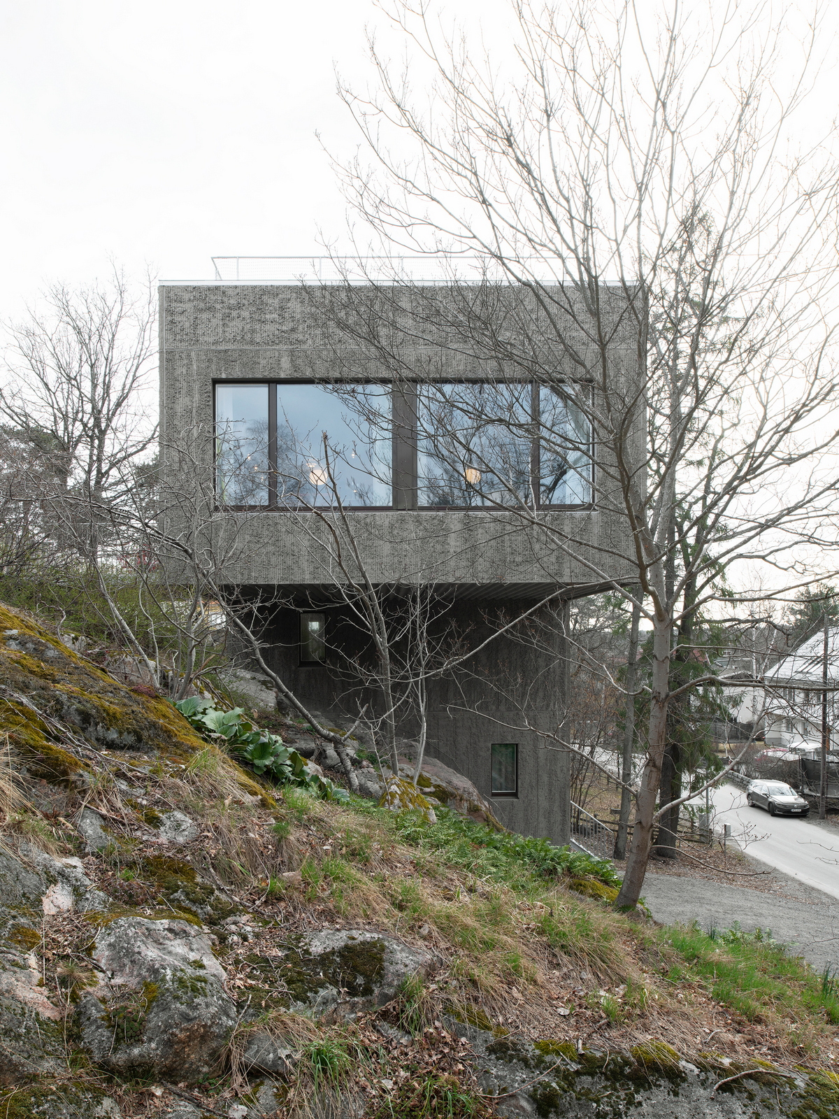 Т-образный дом на крутом склоне в Швеции Т-образный дом на крутом склоне в Швеции открытые, который, деревья, ванная, которая, строительства, возможно, Насколько, этаже, участке, находится, поверхности, обеспечивает, крутом, каркас, Сэндвичконструкция, конструкции, лицевой, стоит, независимо