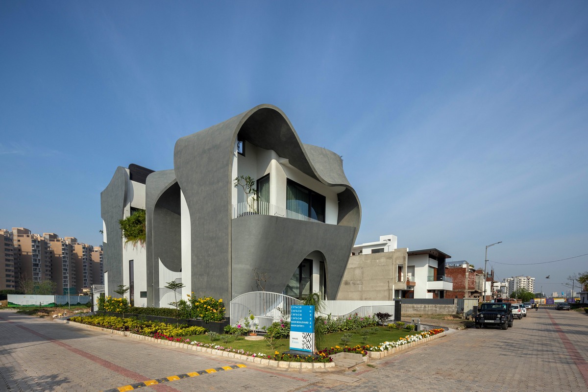 Дом с широкой бетонной лентой в Индии