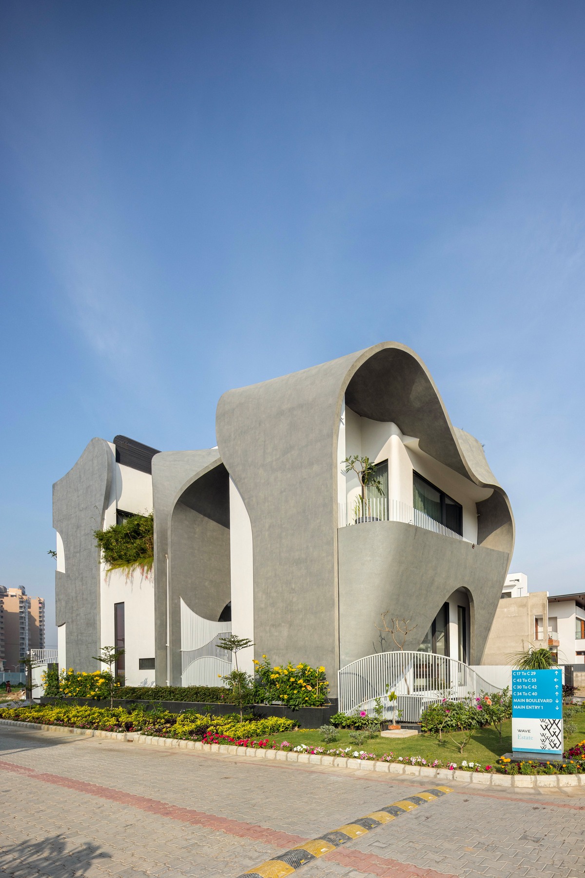 Дом с широкой бетонной лентой в Индии которые, создавая, спальни, впечатление, уровне, путешествия, бесконечного, элементы, отдыха, лентой, бетонной, широкой, бетона, также, этаже, изогнутых, клиента, служит, Ardete, студия