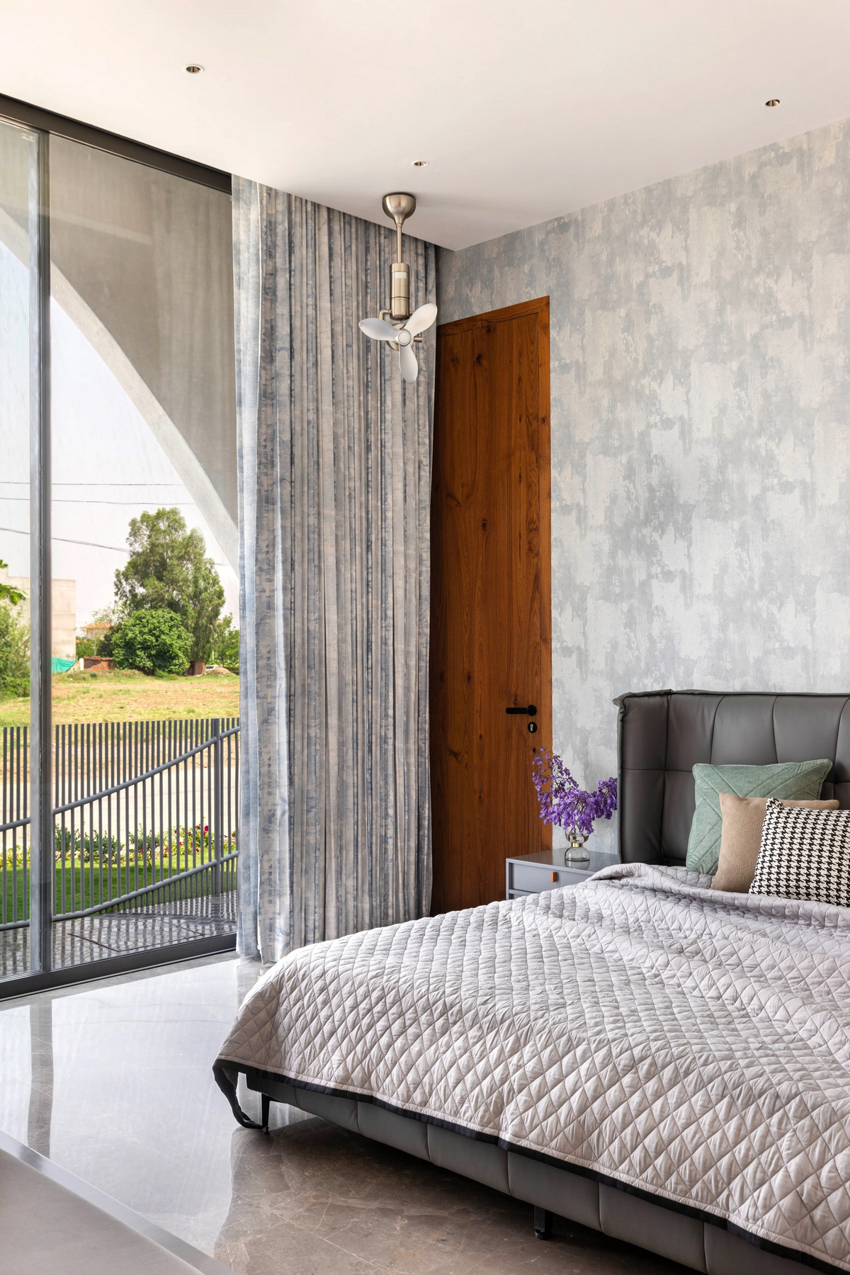 Дом с широкой бетонной лентой в Индии которые, создавая, спальни, впечатление, уровне, путешествия, бесконечного, элементы, отдыха, лентой, бетонной, широкой, бетона, также, этаже, изогнутых, клиента, служит, Ardete, студия