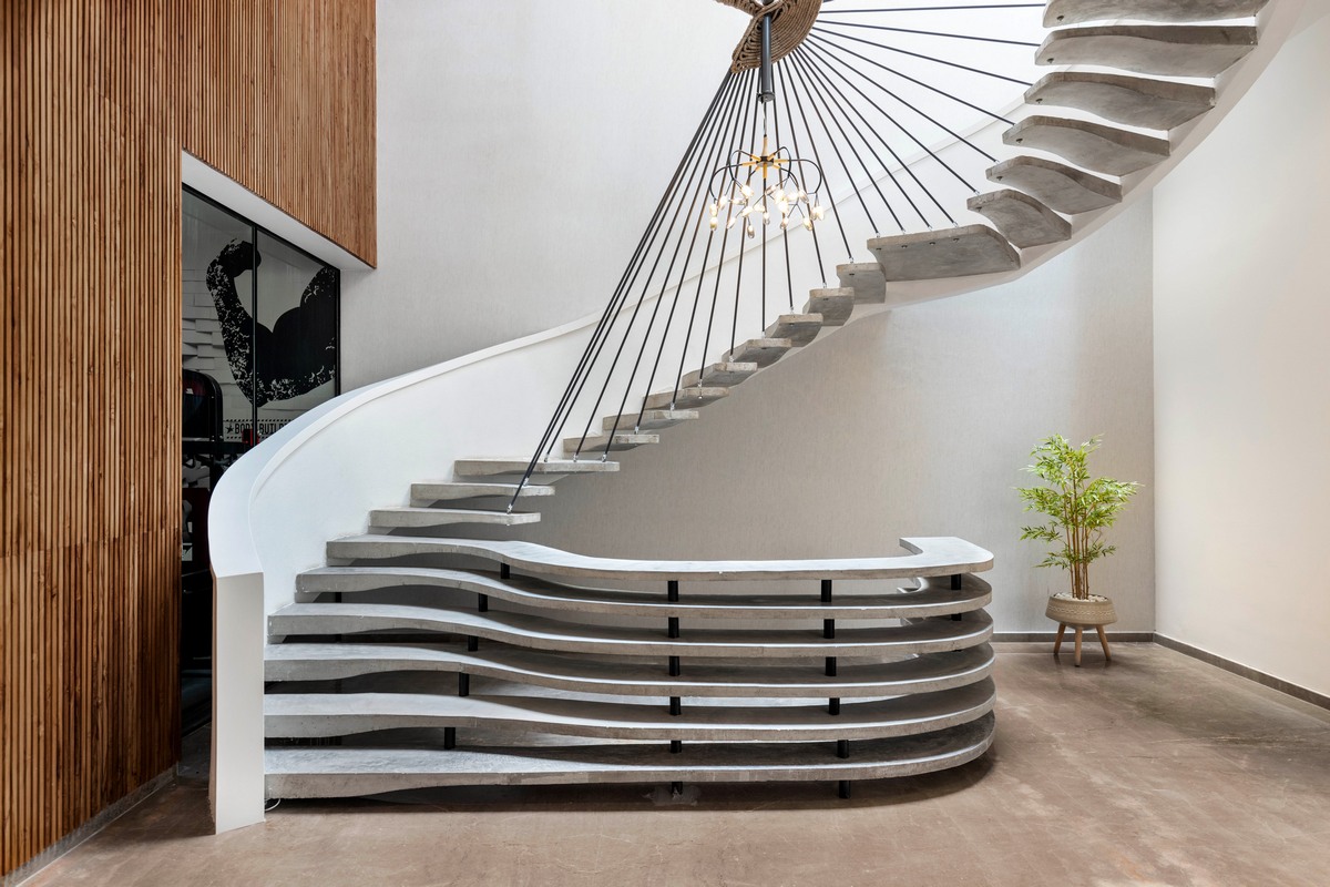 Дом с широкой бетонной лентой в Индии которые, создавая, спальни, впечатление, уровне, путешествия, бесконечного, элементы, отдыха, лентой, бетонной, широкой, бетона, также, этаже, изогнутых, клиента, служит, Ardete, студия