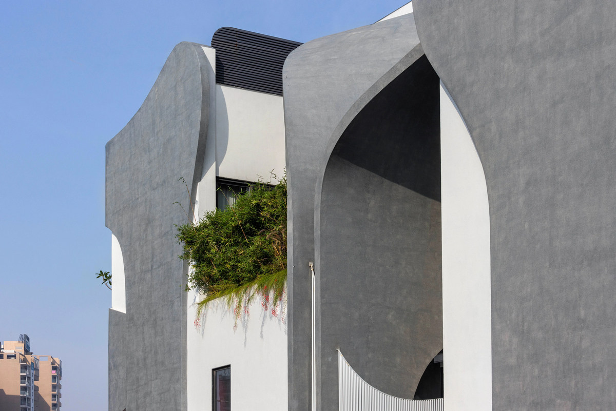 Дом с широкой бетонной лентой в Индии которые, создавая, спальни, впечатление, уровне, путешествия, бесконечного, элементы, отдыха, лентой, бетонной, широкой, бетона, также, этаже, изогнутых, клиента, служит, Ardete, студия