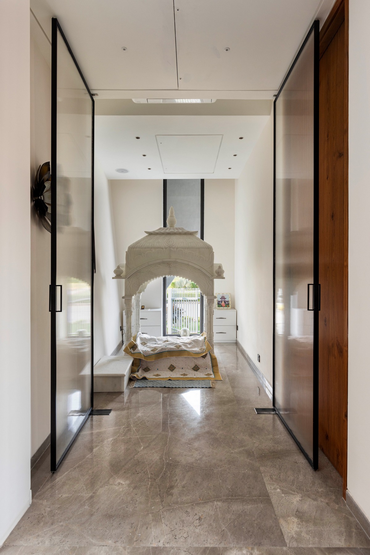 Дом с широкой бетонной лентой в Индии которые, создавая, спальни, впечатление, уровне, путешествия, бесконечного, элементы, отдыха, лентой, бетонной, широкой, бетона, также, этаже, изогнутых, клиента, служит, Ardete, студия