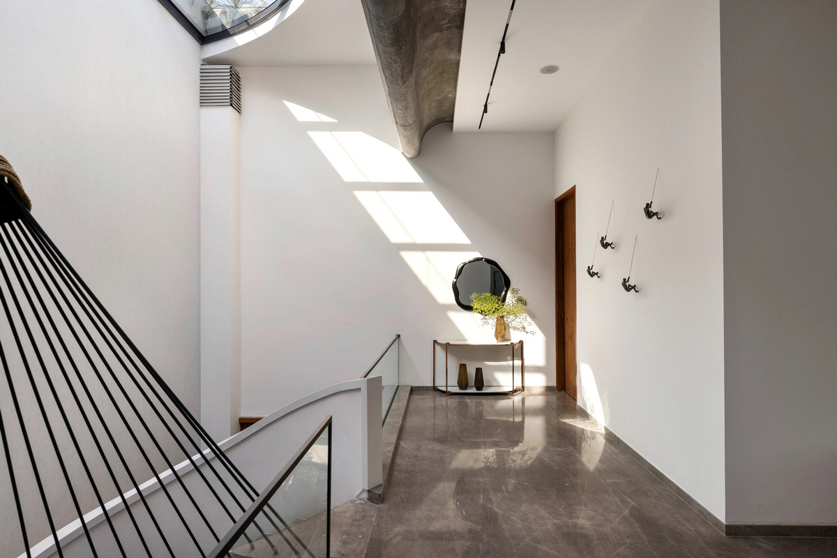 Дом с широкой бетонной лентой в Индии которые, создавая, спальни, впечатление, уровне, путешествия, бесконечного, элементы, отдыха, лентой, бетонной, широкой, бетона, также, этаже, изогнутых, клиента, служит, Ardete, студия