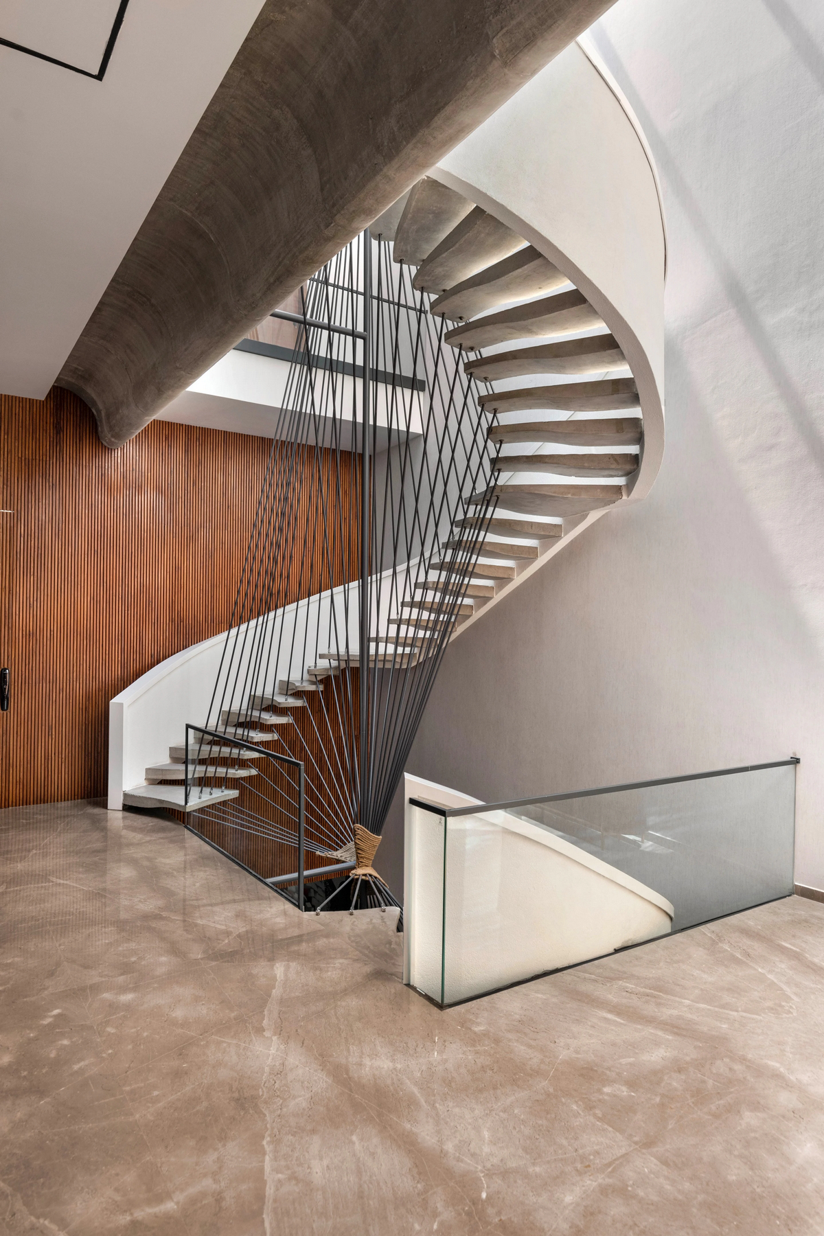 Дом с широкой бетонной лентой в Индии которые, создавая, спальни, впечатление, уровне, путешествия, бесконечного, элементы, отдыха, лентой, бетонной, широкой, бетона, также, этаже, изогнутых, клиента, служит, Ardete, студия