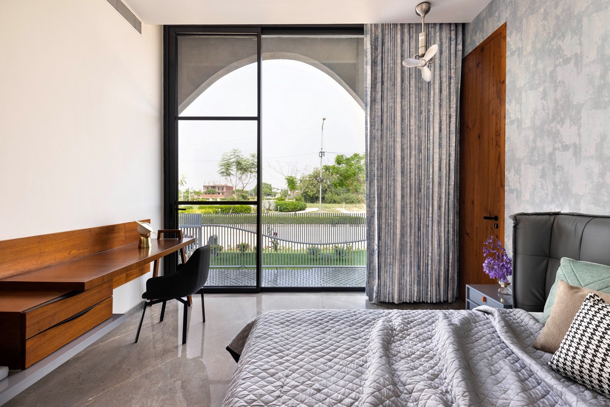 Дом с широкой бетонной лентой в Индии которые, создавая, спальни, впечатление, уровне, путешествия, бесконечного, элементы, отдыха, лентой, бетонной, широкой, бетона, также, этаже, изогнутых, клиента, служит, Ardete, студия