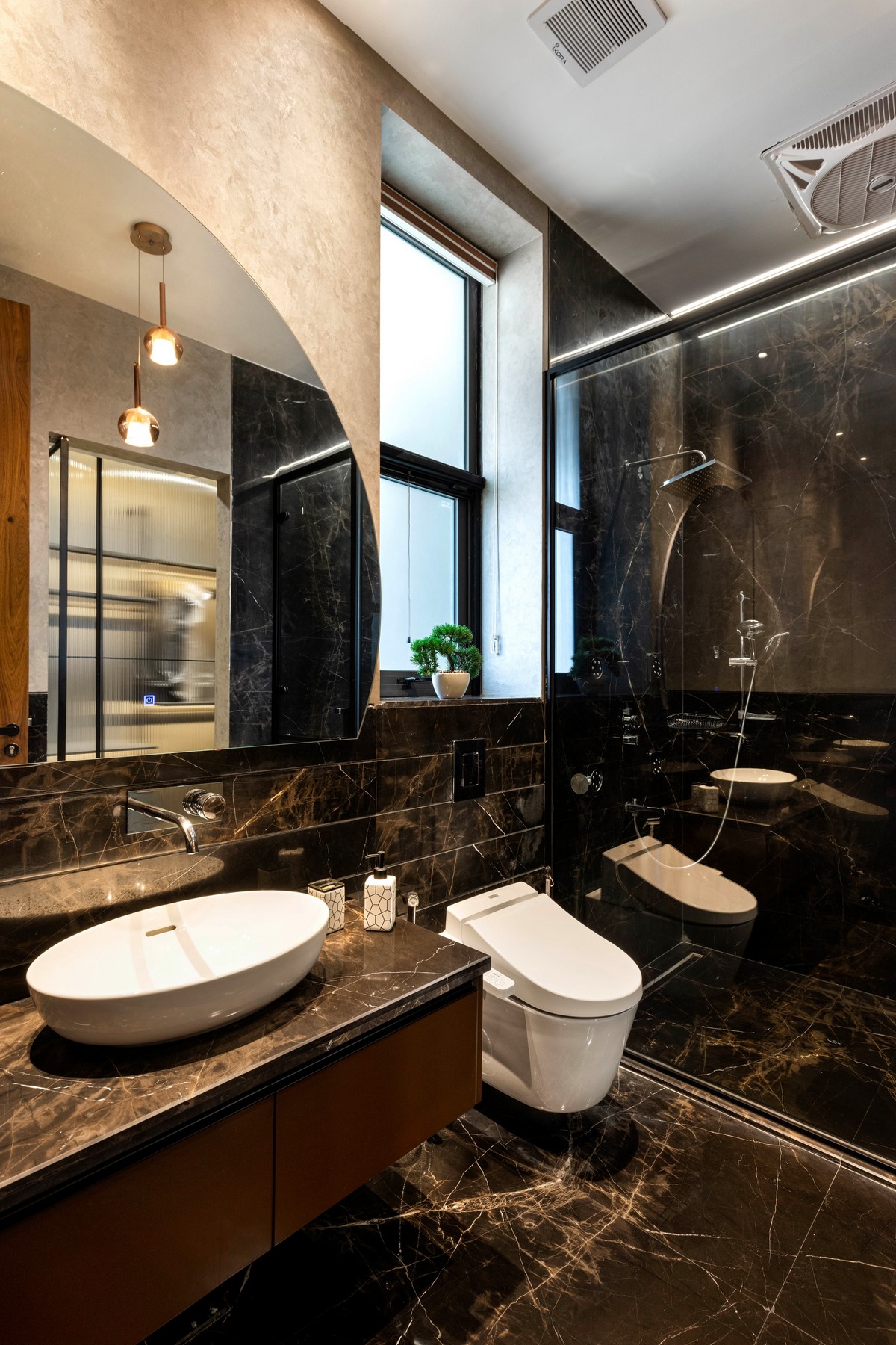 Дом с широкой бетонной лентой в Индии которые, создавая, спальни, впечатление, уровне, путешествия, бесконечного, элементы, отдыха, лентой, бетонной, широкой, бетона, также, этаже, изогнутых, клиента, служит, Ardete, студия