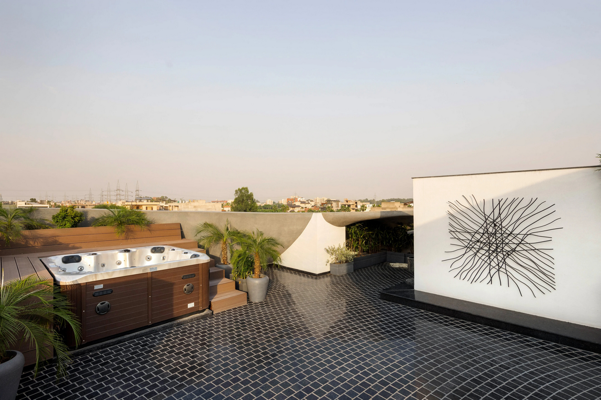 Дом с широкой бетонной лентой в Индии которые, создавая, спальни, впечатление, уровне, путешествия, бесконечного, элементы, отдыха, лентой, бетонной, широкой, бетона, также, этаже, изогнутых, клиента, служит, Ardete, студия