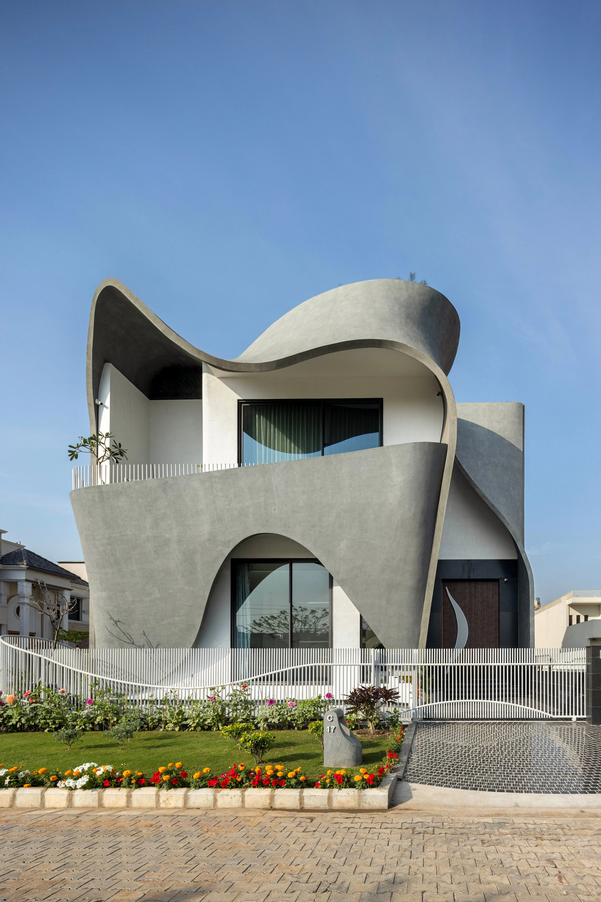 Дом с широкой бетонной лентой в Индии которые, создавая, спальни, впечатление, уровне, путешествия, бесконечного, элементы, отдыха, лентой, бетонной, широкой, бетона, также, этаже, изогнутых, клиента, служит, Ardete, студия