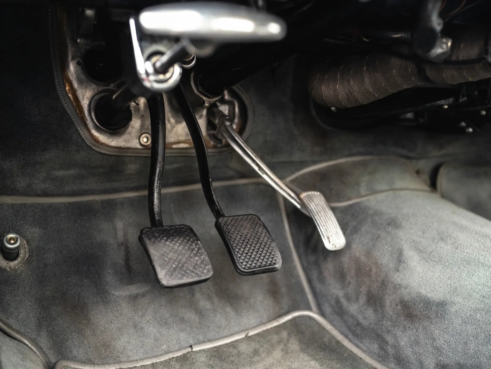 Редкий родстер BMW 507 1958 года родстер, изначально, около, Спорткар, тысяч, карты, перекрасили, чёрный, кресла, дверные, следующей, отделали, слоновой, серой, кожей, сохранил, оригинальные, кости, курсу, имевший