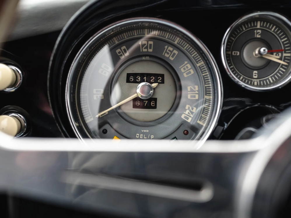 Редкий родстер BMW 507 1958 года родстер, изначально, около, Спорткар, тысяч, карты, перекрасили, чёрный, кресла, дверные, следующей, отделали, слоновой, серой, кожей, сохранил, оригинальные, кости, курсу, имевший