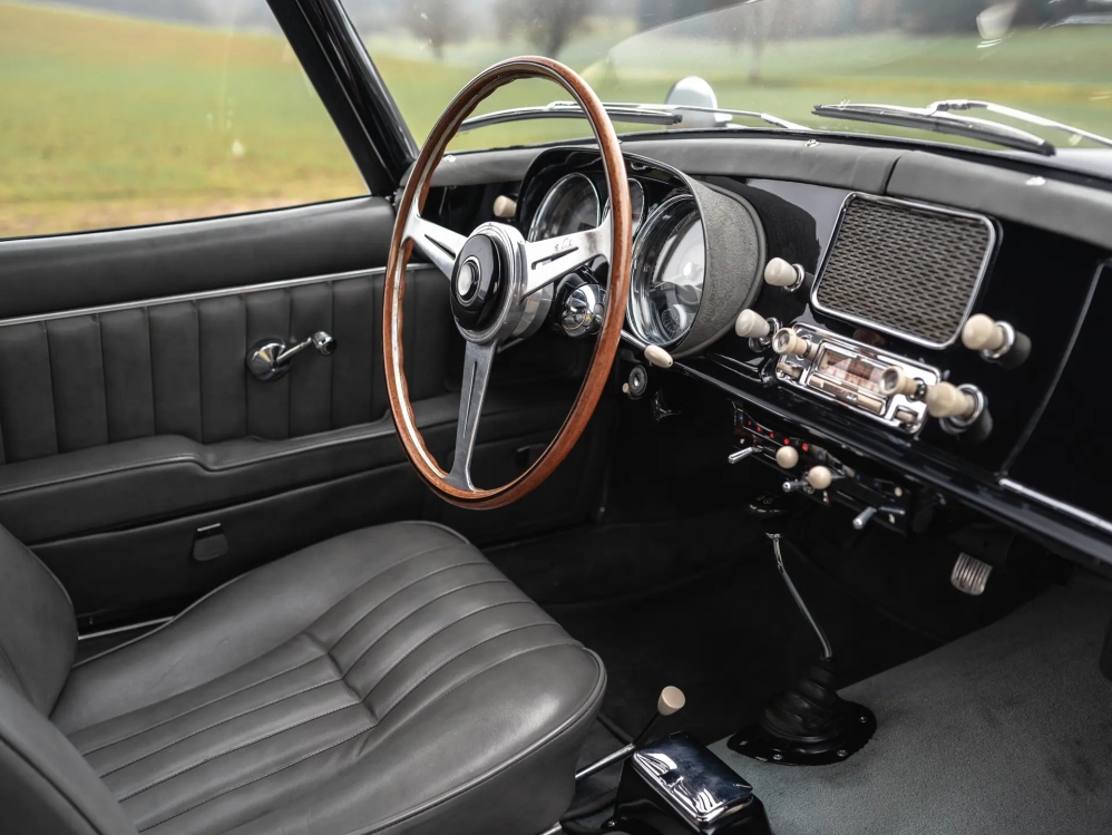 Редкий родстер BMW 507 1958 года родстер, изначально, около, Спорткар, тысяч, карты, перекрасили, чёрный, кресла, дверные, следующей, отделали, слоновой, серой, кожей, сохранил, оригинальные, кости, курсу, имевший