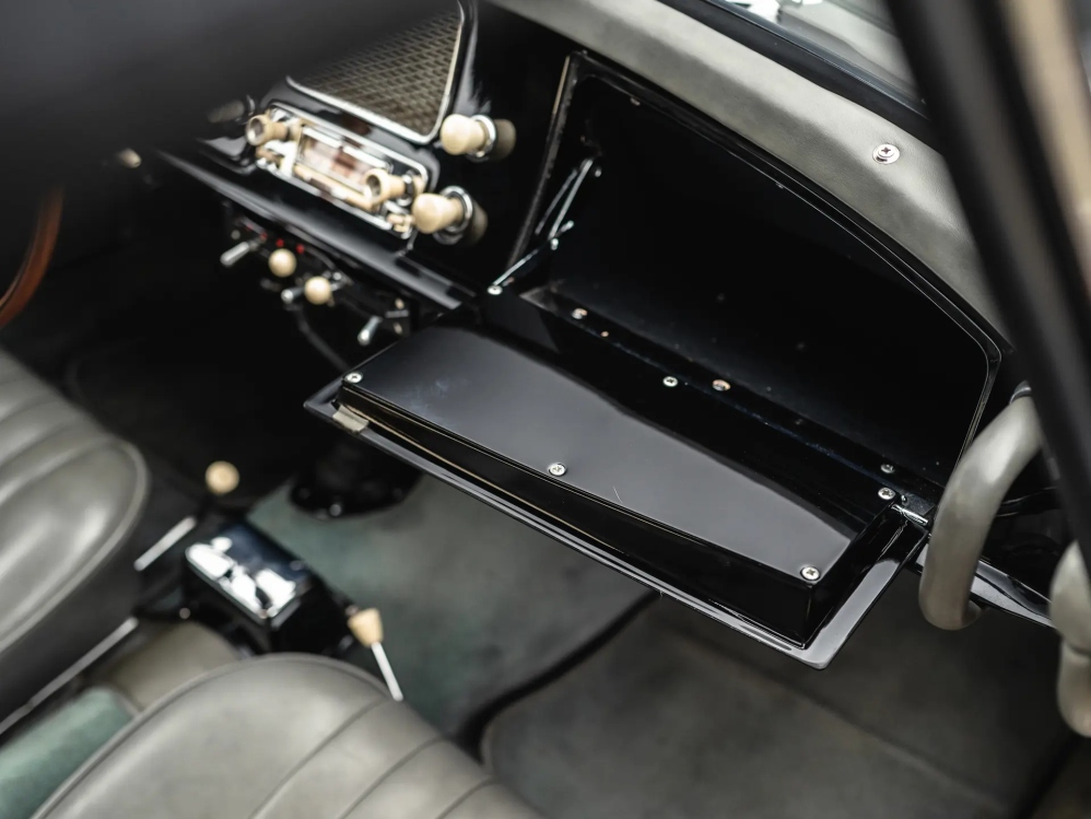 Редкий родстер BMW 507 1958 года родстер, изначально, около, Спорткар, тысяч, карты, перекрасили, чёрный, кресла, дверные, следующей, отделали, слоновой, серой, кожей, сохранил, оригинальные, кости, курсу, имевший