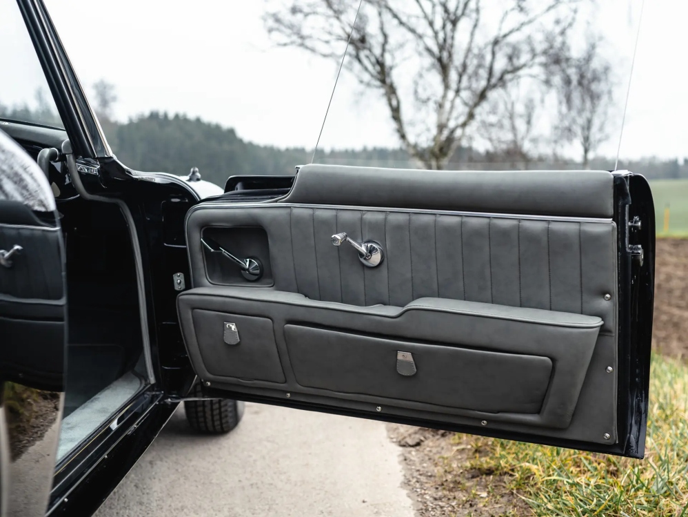 Редкий родстер BMW 507 1958 года родстер, изначально, около, Спорткар, тысяч, карты, перекрасили, чёрный, кресла, дверные, следующей, отделали, слоновой, серой, кожей, сохранил, оригинальные, кости, курсу, имевший