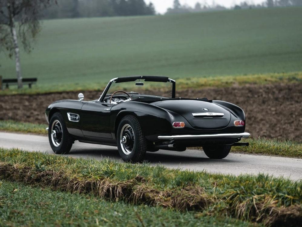 Редкий родстер BMW 507 1958 года родстер, изначально, около, Спорткар, тысяч, карты, перекрасили, чёрный, кресла, дверные, следующей, отделали, слоновой, серой, кожей, сохранил, оригинальные, кости, курсу, имевший