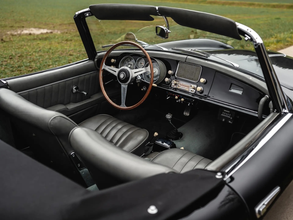 Редкий родстер BMW 507 1958 года родстер, изначально, около, Спорткар, тысяч, карты, перекрасили, чёрный, кресла, дверные, следующей, отделали, слоновой, серой, кожей, сохранил, оригинальные, кости, курсу, имевший