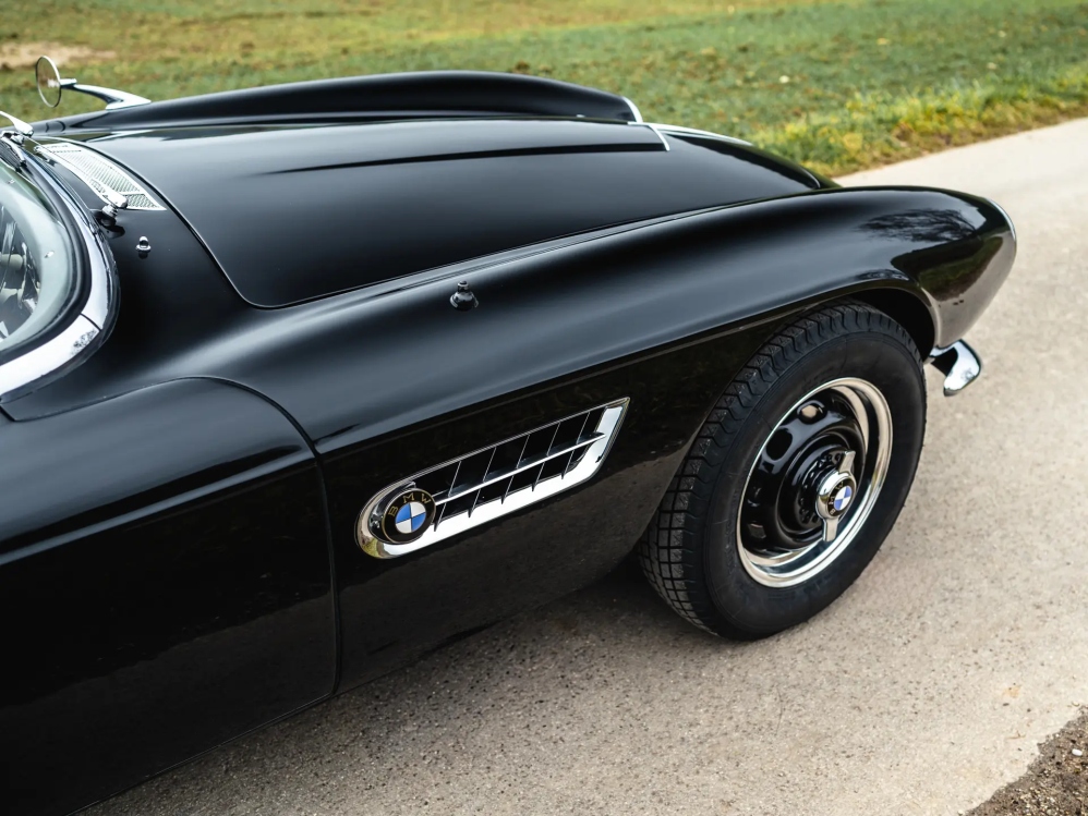 Редкий родстер BMW 507 1958 года родстер, изначально, около, Спорткар, тысяч, карты, перекрасили, чёрный, кресла, дверные, следующей, отделали, слоновой, серой, кожей, сохранил, оригинальные, кости, курсу, имевший