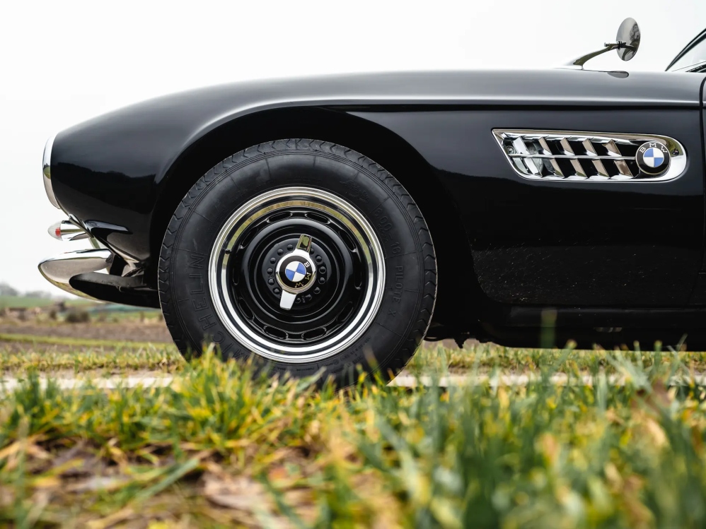 Редкий родстер BMW 507 1958 года родстер, изначально, около, Спорткар, тысяч, карты, перекрасили, чёрный, кресла, дверные, следующей, отделали, слоновой, серой, кожей, сохранил, оригинальные, кости, курсу, имевший