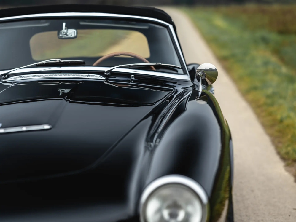 Редкий родстер BMW 507 1958 года родстер, изначально, около, Спорткар, тысяч, карты, перекрасили, чёрный, кресла, дверные, следующей, отделали, слоновой, серой, кожей, сохранил, оригинальные, кости, курсу, имевший