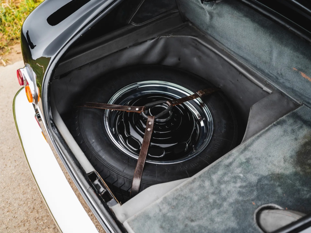 Редкий родстер BMW 507 1958 года родстер, изначально, около, Спорткар, тысяч, карты, перекрасили, чёрный, кресла, дверные, следующей, отделали, слоновой, серой, кожей, сохранил, оригинальные, кости, курсу, имевший