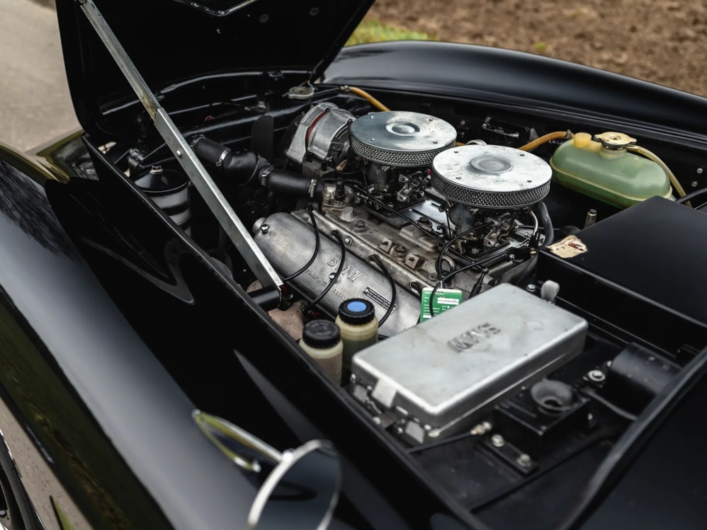 Редкий родстер BMW 507 1958 года родстер, изначально, около, Спорткар, тысяч, карты, перекрасили, чёрный, кресла, дверные, следующей, отделали, слоновой, серой, кожей, сохранил, оригинальные, кости, курсу, имевший